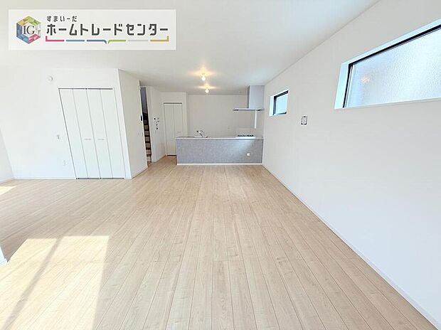 対面キッチンの前にダイニングテーブルを置き、手前側がリビングスペースになるかと思います。広く奥行きがありますので、ダイニング、リビングの各スペースの役割をしっかり分けて確保していただけます。