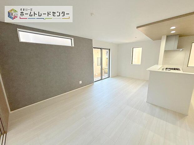 リビングにはこだわって開口部を可能な限り多く設けました。日当たり、風通しを良くするのはもちろんですが、やはり人が集まる場所ですので、開放感が必要な場所だと思います。広々としたリビングをお楽しみください