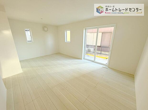 リビングにはこだわって開口部を可能な限り多く設けました。日当たり、風通しを良くするのはもちろんですが、やはり人が集まる場所ですので、開放感が必要な場所だと思います。広々としたリビングをお楽しみください