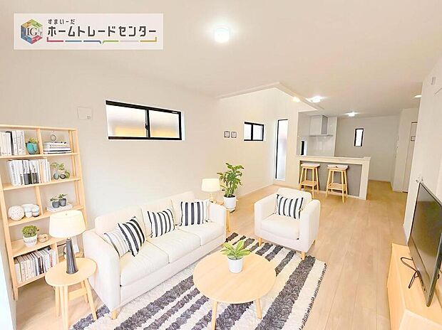 ダイニング、リビングの各スペースがしっかりと確保できるLDKです。※現況の物件写真に、CG による画像処理を行っています。家具、家電、照明器具、小物、カーテン、その他のイメージはCG です。