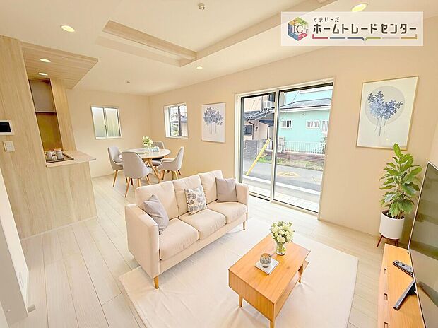 ダイニング、リビングの各スペースがしっかりと確保できるLDKです。※現況の物件写真に、CG による画像処理を行っています。家具、家電、照明器具、小物、カーテン、その他のイメージはCG です。
