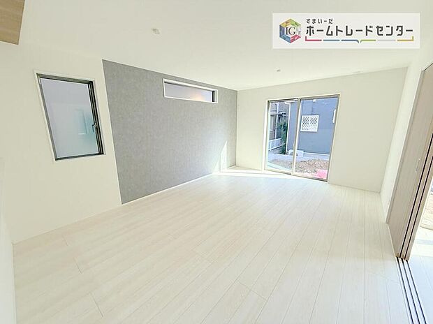 リビングにはこだわって開口部を可能な限り多く設けました。日当たり、風通しを良くするのはもちろんですが、やはり人が集まる場所ですので、開放感が必要な場所だと思います。広々としたリビングをお楽しみください