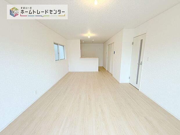 縦長で奥行きのあるリビングは、家具の配置がしやすく使い勝手が非常に良いです。特にソファを配置した時にその便利さがお分かりいただけると思います。ゆったりと、くつろげる場所でなくてはならないと考えています