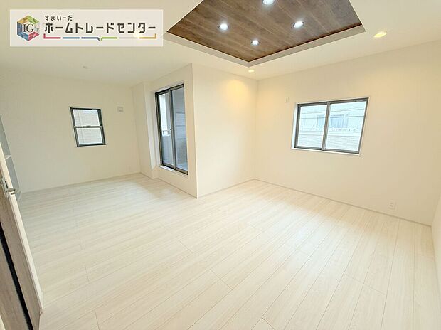 リビングにはこだわって開口部を可能な限り多く設けました。日当たり、風通しを良くするのはもちろんですが、やはり人が集まる場所ですので、開放感が必要な場所だと思います。広々としたリビングをお楽しみくだ