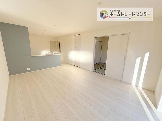 対面キッチンの前にダイニングテーブルを置き、手前側がリビングスペースになるかと思います。広く奥行きがありますので、ダイニング、リビングの各スペースの役割をしっかり分けて確保していただけます。