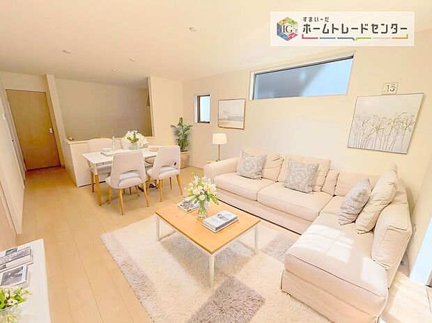 ダイニング、リビングの各スペースがしっかりと確保できるLDKです。※現況の物件写真に、CG による画像処理を行っています。家具、家電、照明器具、小物、カーテン、その他のイメージはCG です。
