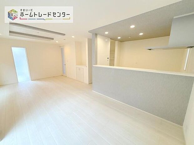 人気の対面式キッチン♪お食事の準備をしながらでもご家族とのコミュニケーションを楽しめます。対面キッチンの前にダイニングテーブルを置いても充分なスペースがございます。