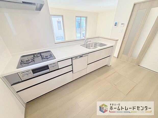 キッチンスペースは家族で作業が出来るよう広めにとりました。みんなで楽しくお料理をすれば、より美味しい食事が創れそうです。そしてお料理好きなお子様が育つかも、もちろん片付けもみんなでできます。

