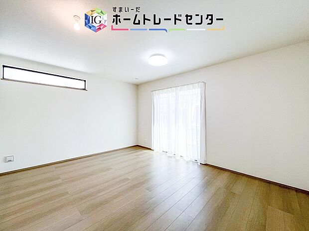 リビングにはこだわって開口部を可能な限り多く設けました。日当たり、風通しを良くするのはもちろんですが、やはり人が集まる場所ですので、開放感が必要な場所だと思います。広々としたリビングをお楽しみください