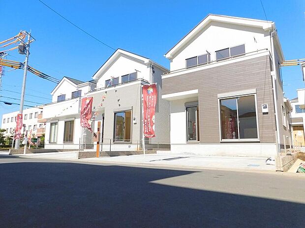 【類似外観同仕様】
類似外観同仕様の物件になります。扉や窓の開口部の位置やデザインが異なります。
建物のプレゼンテーションやモデルハウスのご案内も行っているので、お気軽にお問い合わせください。