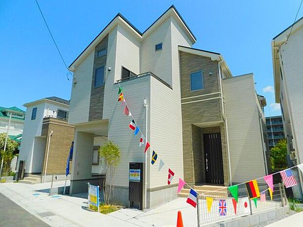 【類似外観同仕様】
類似外観同仕様の物件になります。扉や窓の開口部の位置やデザインが異なります。
建物のプレゼンテーションやモデルハウスのご案内も行っているので、お気軽にお問い合わせください。