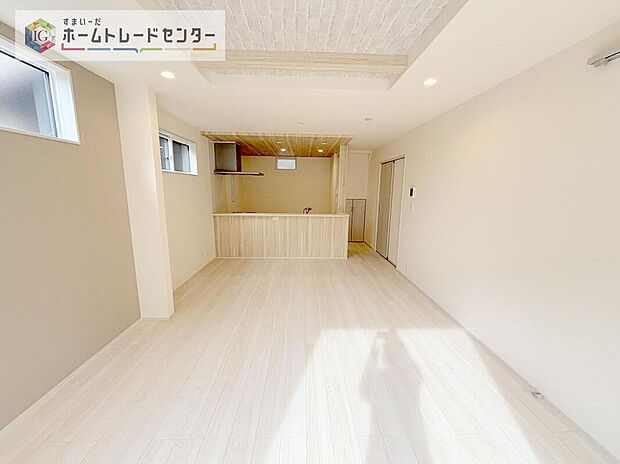 縦長で奥行きのあるリビングは、家具の配置がしやすく使い勝手が非常に良いです。特にソファを配置した時にその便利さがお分かりいただけると思います。ゆったりと、くつろげる場所でなくてはならないと考えています