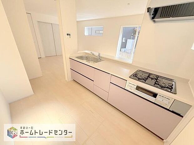 キッチンスペースは家族で作業が出来るよう広めにとりました。みんなで楽しくお料理をすれば、より美味しい食事が創れそうです。そしてお料理好きなお子様が育つかも、もちろん片付けもみんなでできます。

