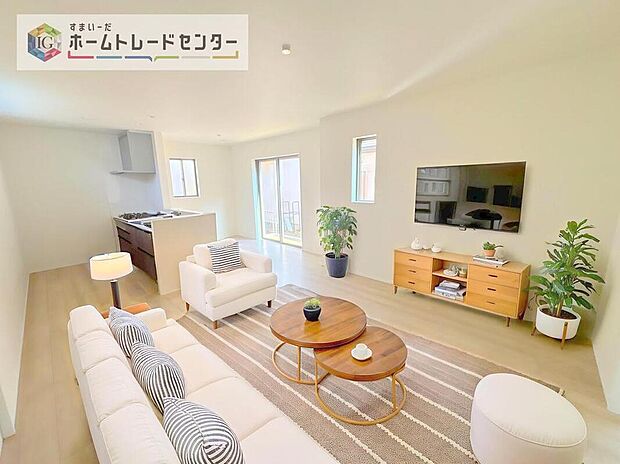 ダイニング、リビングの各スペースがしっかりと確保できるLDKです。※現況の物件写真に、CG による画像処理を行っています。家具、家電、照明器具、小物、カーテン、その他のイメージはCG です。