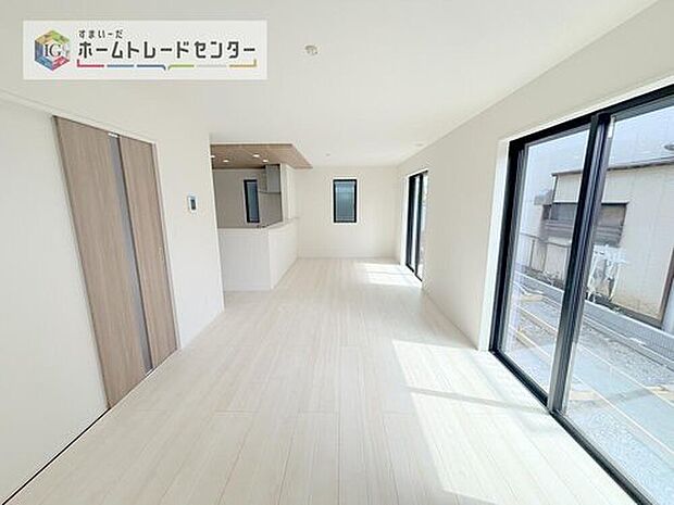 日当たりもよく、広々としたリビングです。ゆったりとした家族の時間をお過ごしいただけます。休日はご家族そろって、またはお友達を誘って、明るいリビングで楽しい時間をお過ごしください。