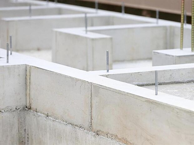 ベタ基礎は地面全体を基礎で覆うため、建物の加重を分散して地面に伝えることができ、不同沈下に対する耐久性や耐震性を向上することができます。