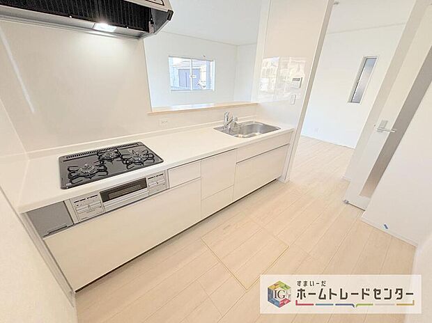 人気の対面式キッチン☆お食事の準備をしながらでもご家族とのコミュニケーションを楽しめます♪スライドタイプの収納を採用してますので、奥までしっかりと収納空間を利用できます。取り出しも簡単に♪