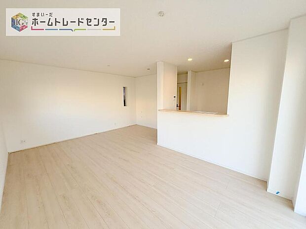 対面キッチン前の空間を広めにとっておりますので、ダイニングテーブルを置いてご家族皆様で食卓を囲ってもらっても充分なスペースがございます。家族で楽しいお食事のお時間をお過ごしください。