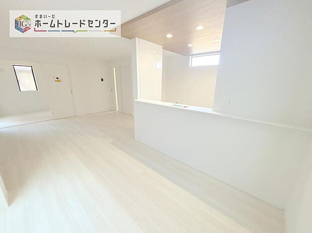 対面キッチン前の空間を広めにとっておりますので、ダイニングテーブルを置いてご家族皆様で食卓を囲ってもらっても充分なスペースがございます。家族で楽しいお食事のお時間をお過ごしください。