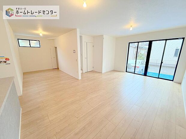 広々としたリビングは南東側に設けた掃き出し窓からたくさんの陽光を取り入れてくれます。家族が集まる空間ですからやはり明るさと、暖かさは大切です。広さがありますので家具の配置に悩まなくて済むのも良いです。