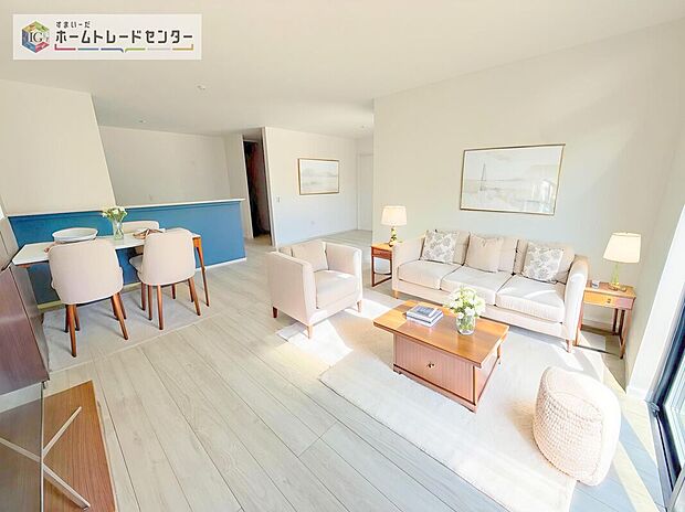 ダイニング、リビングの各スペースがしっかりと確保できるLDKです。※現況の物件写真に、CG による画像処理を行っています。家具、家電、照明器具、小物、カーテン、その他のイメージはCG です。