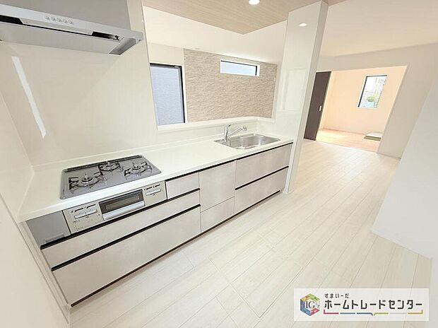 キッチンからリビングを見渡せますので、お料理やお片付け中もご家族のコミュニケーションをお取りいただけます。そしてキッチン自体も明るくなりますし、風も抜けますので衛生面で見ても安心いただける作りです。