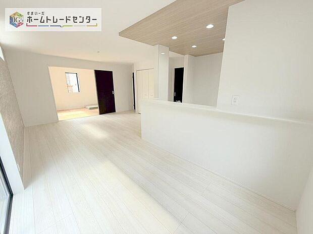 対面キッチン前の空間を広めにとっておりますので、ダイニングテーブルを置いてご家族皆様で食卓を囲ってもらっても充分なスペースがございます。家族で楽しいお食事のお時間をお過ごしください。