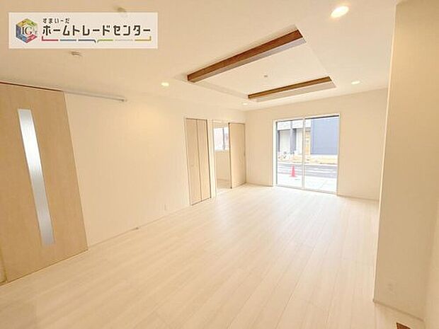 リビングの天井一部を折上天井とすることで、天井高を高くし開放感を持たせるとともに、アクセントをつけ高級感を持たせました。このちょっとした工夫が、お友達を呼びたくなる家へと大きく進化させてくれます。

