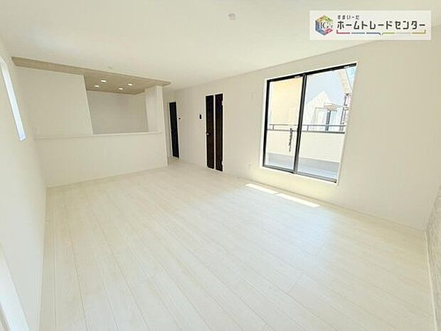 対面キッチンの前にダイニングテーブルを置き、手前側がリビングスペースになるかと思います。広く奥行きがありますので、ダイニング、リビングの各スペースの役割をしっかり分けて確保していただけます。

