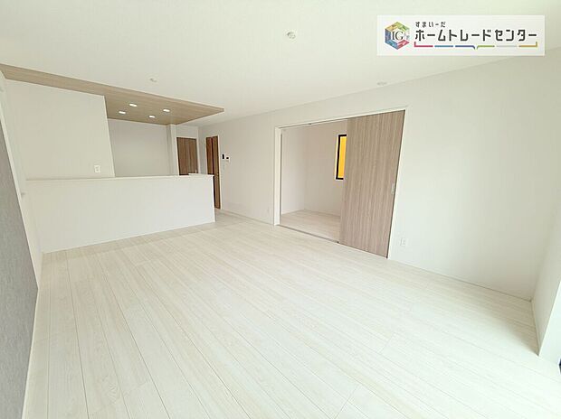 対面キッチンの前にダイニングテーブルを置き、手前側がリビングスペースになるかと思います。広く奥行きがありますので、ダイニング、リビングの各スペースの役割をしっかり分けて確保していただけます。