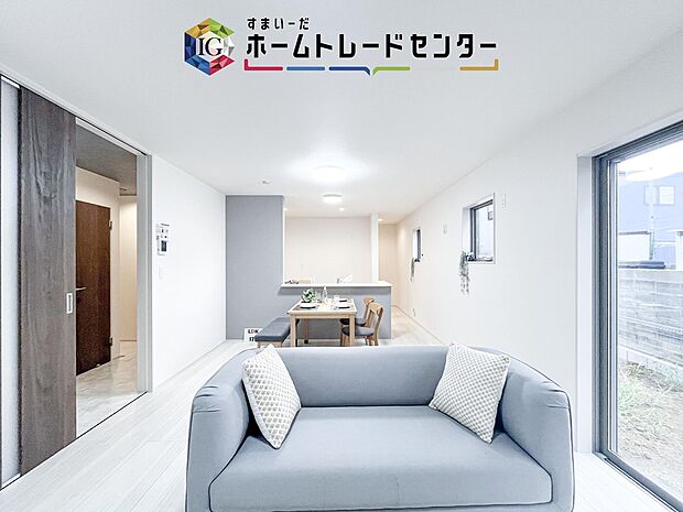 縦長で奥行きのあるリビングは、家具の配置がしやすく使い勝手が非常に良いです。特にソファを配置した時にその便利さがお分かりいただけると思います。ゆったりと、くつろげる場所でなくてはならないと考えてい