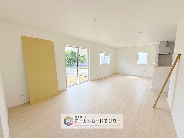 日当たりもよく、広々としたリビングです。ゆったりとした家族の時間をお過ごしいただけます。休日はご家族そろって、またはお友達を誘って、明るいリビングで楽しい時間をお過ごしください。


