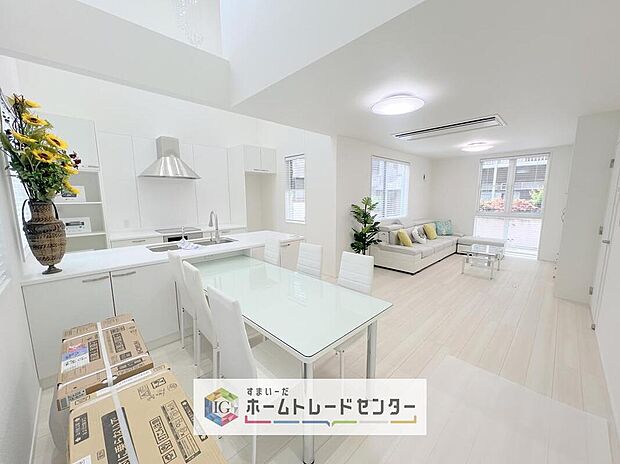 対面キッチン前の空間を広めにとっておりますので、ダイニングテーブルを置いてご家族皆様で食卓を囲ってもらっても充分なスペースがございます。家族で楽しいお食事のお時間をお過ごしください。