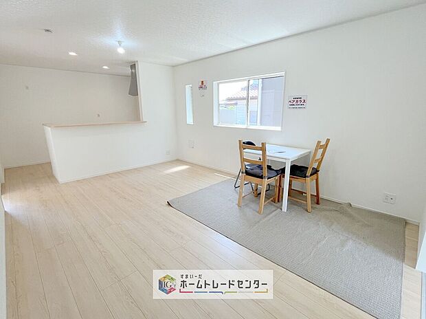 日当たりもよく、広々としたリビングです。ゆったりとした家族の時間をお過ごしいただけます。休日はご家族そろって、またはお友達を誘って、明るいリビングで楽しい時間をお過ごしください。