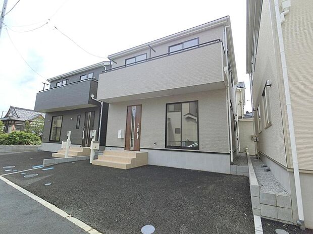 【類似外観同仕様】類似外観同仕様の物件になります。扉や窓の開口部の位置やデザインが異なります。建物のプレゼンテーションやモデルハウスのご案内も行っているので、お気軽にお問い合わせください。