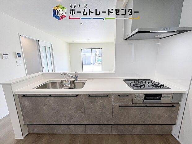 人気の対面式キッチン☆お食事の準備をしながらでもご家族とのコミュニケーションを楽しめます♪スライドタイプの収納を採用してますので、奥までしっかりと収納空間を利用できます。取り出しも簡単に♪