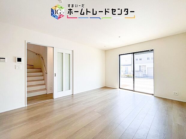 広々としたリビングは南側に設けた掃き出し窓からたくさんの陽光を取り入れてくれます。家族が集まる空間ですからやはり明るさと、暖かさは大切です。広さがありますので家具の配置に悩まなくて済むのも良いです。