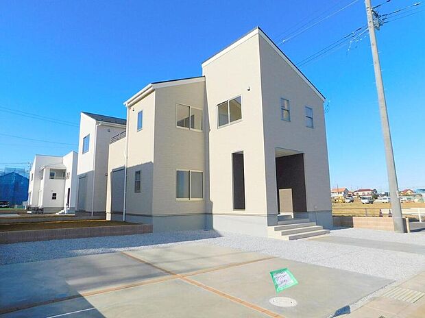 【類似外観同仕様】類似外観同仕様の物件になります。扉や窓の開口部の位置やデザインが異なります。建物のプレゼンテーションやモデルハウスのご案内も行っているので、お気軽にお問い合わせください。