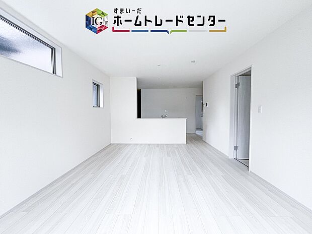 縦長で奥行きのあるリビングは、家具の配置がしやすく使い勝手が非常に良いです。特にソファを配置した時にその便利さがお分かりいただけると思います。ゆったりと、くつろげる場所でなくてはならないと考えています