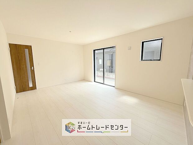 リビングにはこだわって開口部を可能な限り多く設けました。日当たり、風通しを良くするのはもちろんですが、やはり人が集まる場所ですので、開放感が必要な場所だと思います。広々としたリビングをお楽しみください