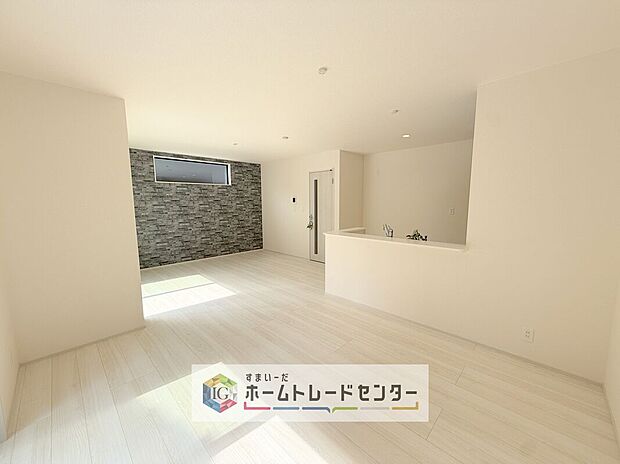 対面キッチン前の空間を広めにとっておりますので、ダイニングテーブルを置いてご家族皆様で食卓を囲ってもらっても充分なスペースがございます。家族で楽しいお食事のお時間をお過ごしください。
