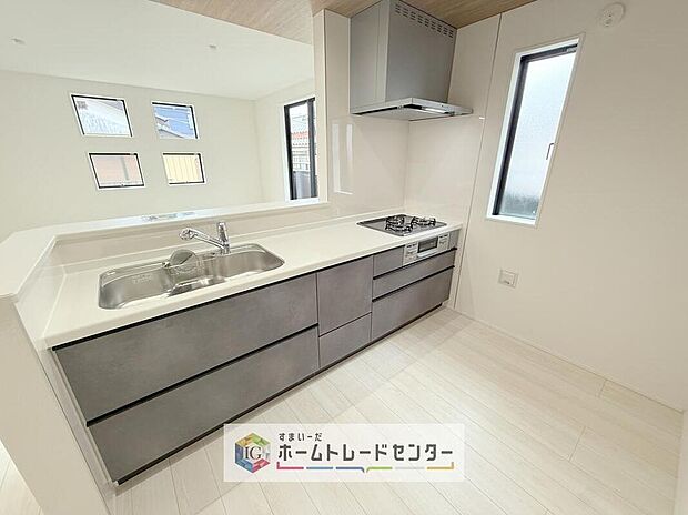 人気の対面式キッチン☆お食事の準備をしながらでもご家族とのコミュニケーションを楽しめます♪スライドタイプの収納を採用してますので、奥までしっかりと収納空間を利用できます。取り出しも簡単に♪
