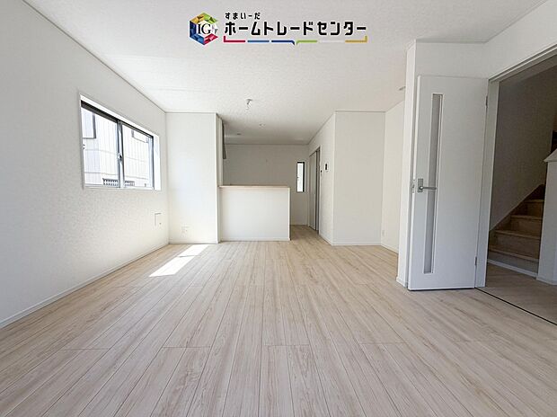 縦長で奥行きのあるリビングは、家具の配置がしやすく使い勝手が非常に良いです。特にソファを配置した時にその便利さがお分かりいただけると思います。ゆったりと、くつろげる場所でなくてはならないと考えています