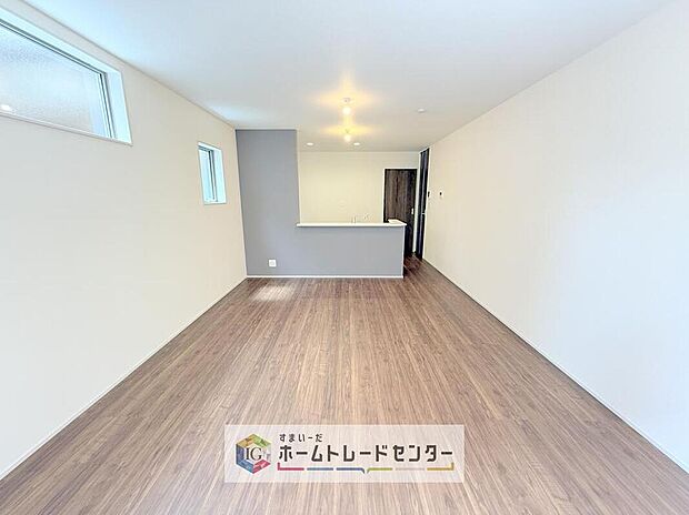 縦長で奥行きのあるリビングは、家具の配置がしやすく使い勝手が非常に良いです。特にソファを配置した時にその便利さがお分かりいただけると思います。ゆったりと、くつろげる場所でなくてはならないと考えています