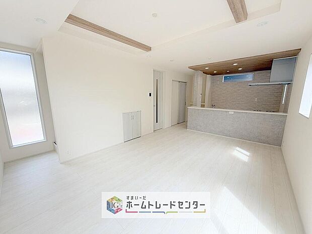 対面キッチンの前にダイニングテーブルを置き、手前側がリビングスペースになるかと思います。広く奥行きがありますので、ダイニング、リビングの各スペースの役割をしっかり分けて確保していただけます。