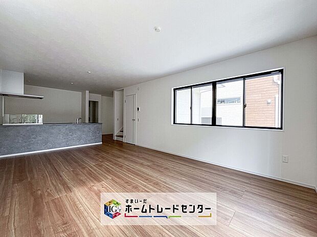 対面キッチンの前にダイニングテーブルを置き、手前側がリビングスペースになるかと思います。広く奥行きがありますので、ダイニング、リビングの各スペースの役割をしっかり分けて確保していただけます。