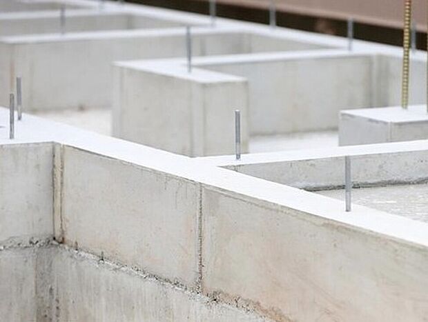 ベタ基礎は地面全体を基礎で覆うため、建物の加重を分散して地面に伝えることができ、不同沈下に対する耐久性や耐震性を向上することができます。