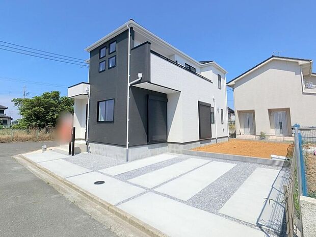 【類似外観同仕様】類似外観同仕様の物件になります。扉や窓の開口部の位置やデザインが異なります。建物のプレゼンテーションやモデルハウスのご案内も行っているので、お気軽にお問い合わせください。