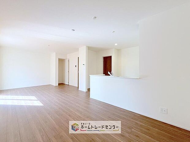 対面キッチン前の空間を広めにとっておりますので、ダイニングテーブルを置いてご家族皆様で食卓を囲ってもらっても充分なスペースがございます。家族で楽しいお食事のお時間をお過ごしください。