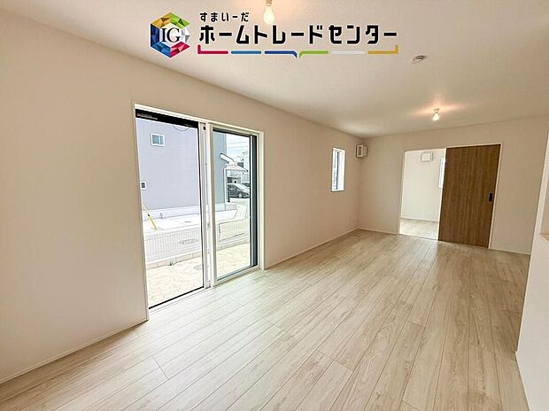 リビングにはこだわって開口部を可能な限り多く設けました。日当たり、風通しを良くするのはもちろんですが、やはり人が集まる場所ですので、開放感が必要な場所だと思います。広々としたリビングをお楽しみください